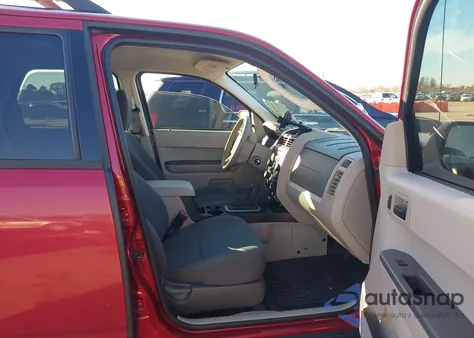 2011 Ford Escape Xls z USA, uszkodzony, nr VIN 1FMCU0C76BKB90559